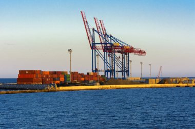 Odessa, Ukrayna - 8 Ağustos 2018. Büyük çalışma containerships ve yumuşak renkleri güzel akşam mavi gökyüzü karşı Tersane, gemi için çeşitli yükleri yüklemek için vinç. Kargo teslim