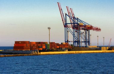 Odessa, Ukrayna - 8 Ağustos 2018. Büyük çalışma containerships ve yumuşak renkleri güzel akşam mavi gökyüzü karşı Tersane, gemi için çeşitli yükleri yüklemek için vinç. Kargo teslim