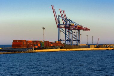 Odessa, Ukrayna - 8 Ağustos 2018. Büyük çalışma containerships ve yumuşak renkleri güzel akşam mavi gökyüzü karşı Tersane, gemi için çeşitli yükleri yüklemek için vinç. Kargo teslim