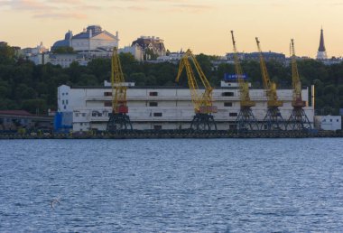 Odessa, Ukrayna - 8 Ağustos 2018. Büyük çalışma containerships ve yumuşak renkleri güzel akşam mavi gökyüzü karşı Tersane, gemi için çeşitli yükleri yüklemek için vinç. Kargo teslim