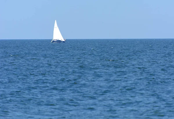 乌克兰奥德萨 2018年8月8日 华丽的帆船在公海上 在傍晚柔和的阳光下 对着蓝天 夏季冒险的概念 活跃的暑假在黑海 乌克兰 — 图库照片