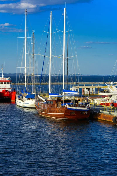 Odessa Ukraina Augusti 2018 Magnifika Snövita Båtar Förtöjda Nära Piren — Stockfoto