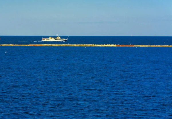 乌克兰奥德萨 2018年8月8日 船在夜晚在公海上散步 柔和的阳光照蓝天 在乌克兰黑海上的夏季冒险 活跃的暑假的概念 — 图库照片