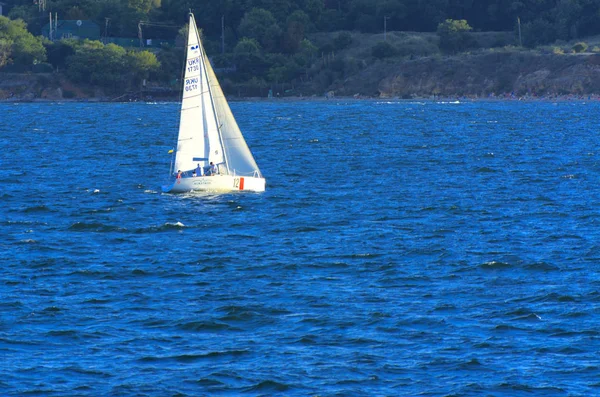 乌克兰奥德萨 2018年8月8日 华丽的帆船在公海上 在傍晚柔和的阳光下 对着蓝天 夏季冒险的概念 活跃的暑假在黑海 乌克兰 — 图库照片