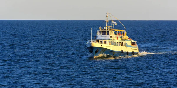 Odessa Ukraine August 2018 Schiff Für Spaziergänge Offenen Meer Abendlichen — Stockfoto