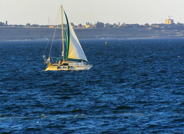 Odessa Ukraina Augusti 2018 Underbara Segelbåt Öppna Havet Kväll Mjukt — Stockfoto