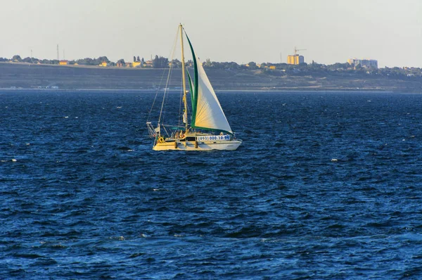 Odessa Ukraina Augusti 2018 Underbara Segelbåt Öppna Havet Kväll Mjukt — Stockfoto