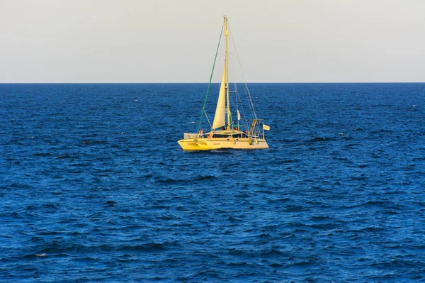 Odessa Ucraina Agosto 2018 Splendida Barca Vela Mare Aperto Sera — Foto Stock