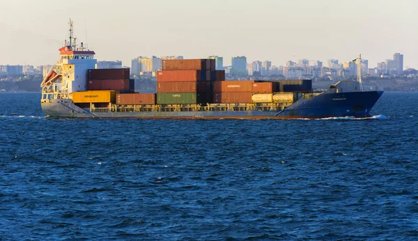 オデッサ ウクライナ 2018 大型貨物船は 青空夕日ソフトで開いて海の容器を運ぶ ウクライナの貨物輸送の概念 — ストック写真
