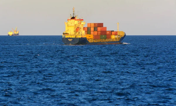 オデッサ ウクライナ 2018 大型貨物船は 青空夕日ソフトで開いて海の容器を運ぶ ウクライナの貨物輸送の概念 — ストック写真
