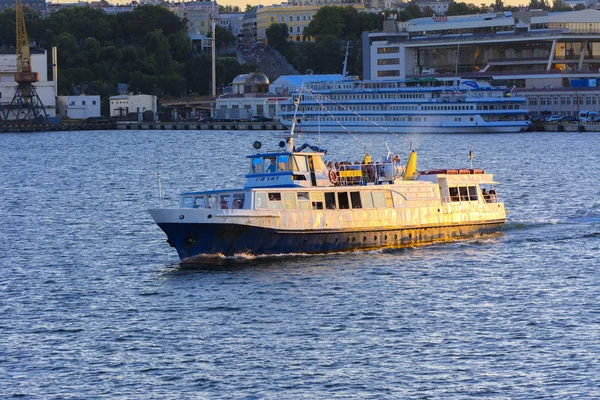 Odessa Ukrajna Augusztus 2018 Hajó Nyílt Tengeren Sétálni Esti Puha — Stock Fotó