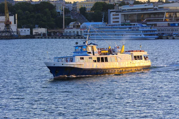 Odessa Ucrânia Agosto 2018 Navio Para Passeios Mar Aberto Noite — Fotografia de Stock