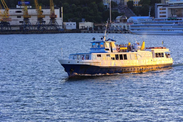 Odessa Ukrajna Augusztus 2018 Hajó Nyílt Tengeren Sétálni Esti Puha — Stock Fotó