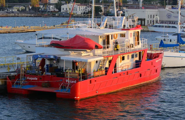 Odessa Oekraïne Augustus 2018 Een Prachtige Rode Catamaran Voor Zee — Stockfoto