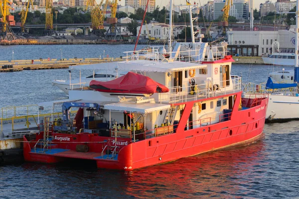 Odessa Ucrânia Agosto 2018 Magnífico Catamarã Vermelho Para Caminhadas Marítimas — Fotografia de Stock