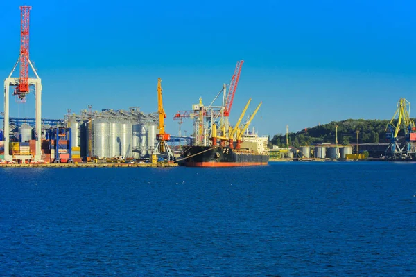 Odessa Ukraina Augusti 2018 Stora Arbetande Kranar För Lastning Containerfartyg — Stockfoto