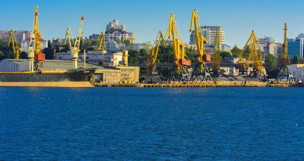 오데사 우크라이나 2018 Containerships와 부드러운 색상의 하늘에 조선소에서 선박을 화물에 — 스톡 사진