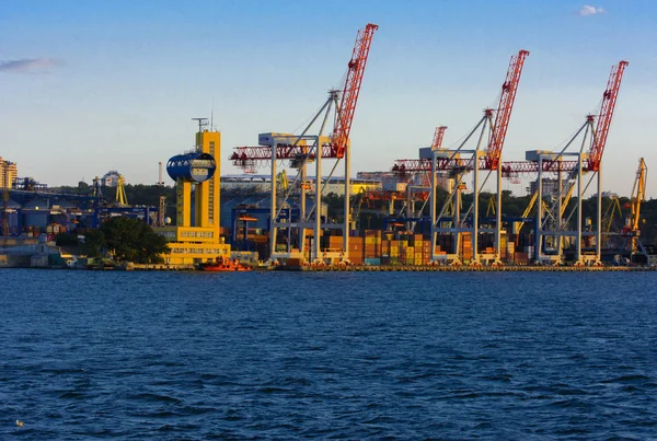 오데사 우크라이나 2018 Containerships와 부드러운 색상의 하늘에 조선소에서 선박을 화물에 — 스톡 사진