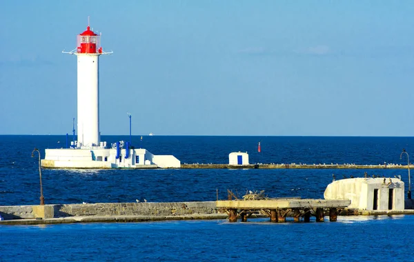 Ein Leuchtturm Meer Der Hafeneinfahrt Vor Dem Hintergrund Eines Wunderschönen — Stockfoto