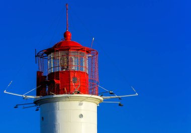 Deniz feneri bağlantı noktasına bir güzel akşam mavi gökyüzü yumuşak renklerde arka girişinde üst kısmı. Yaz deniz manzarası. Kırmızı top ile beyaz deniz feneri. Karadeniz. Odessa Limanı