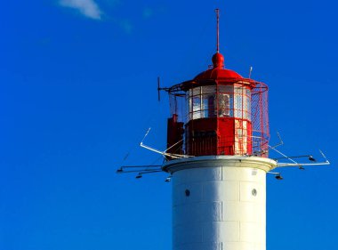 Deniz feneri bağlantı noktasına bir güzel akşam mavi gökyüzü yumuşak renklerde arka girişinde üst kısmı. Yaz deniz manzarası. Kırmızı top ile beyaz deniz feneri. Karadeniz. Odessa Limanı