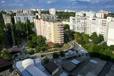 Odessa, Ukrayna - 8 Ağustos 2018. Büyük bir yüksek katlı şehir planı, otopark ve patios bina hava görünümünü. Arka planda alt katta garajlar.