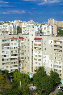 Odessa, Ukrayna - 8 Ağustos 2018. Büyük bir yüksek katlı şehir planı, otopark ve patios bina hava görünümünü. Arka planda alt katta garajlar.