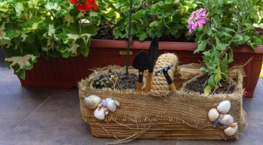 Güzel, aslında dekore edilmiş balkon, ev yapımı el yapımı saksı ile. Çiçekler, tencere, diğer süs dolu. Pembe, yeşil, beyaz. Örneğin, stil ve ilham tasarım.