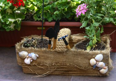 Güzel, aslında dekore edilmiş balkon, ev yapımı el yapımı saksı ile. Çiçekler, tencere, diğer süs dolu. Pembe, yeşil, beyaz. Örneğin, stil ve ilham tasarım.