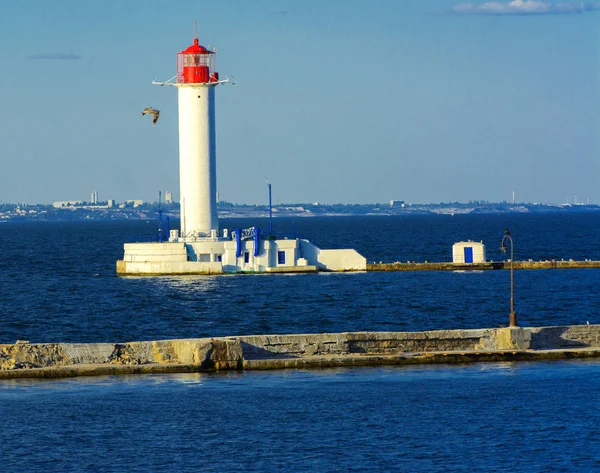 Farol Mar Entrada Porto Contra Pano Fundo Belo Céu Azul — Fotografia de Stock