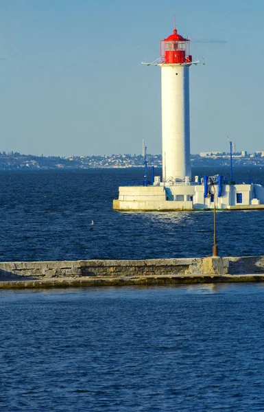 Farol Mar Entrada Porto Contra Pano Fundo Belo Céu Azul — Fotografia de Stock
