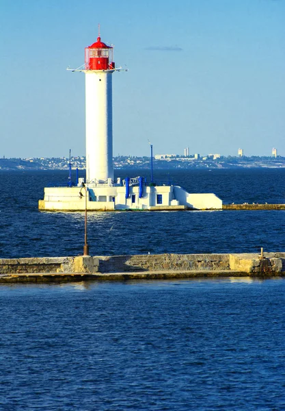 Fyr Havet Vid Ingången Till Hamnen Mot Bakgrund Vacker Kväll — Stockfoto