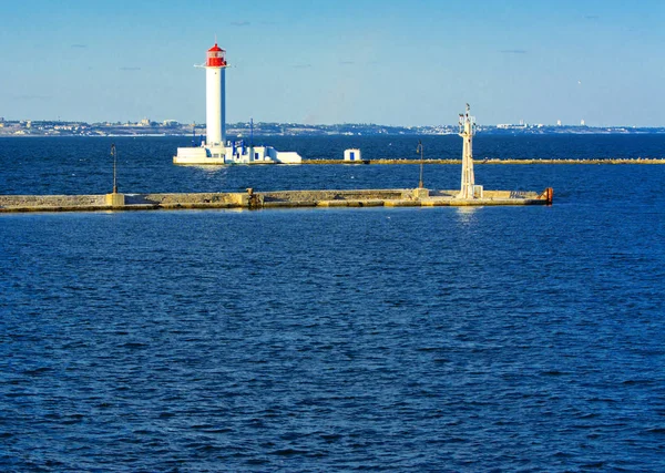 Farol Mar Entrada Porto Contra Pano Fundo Belo Céu Azul — Fotografia de Stock