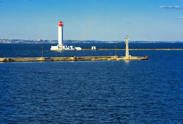 Ein Leuchtturm Meer Der Hafeneinfahrt Vor Dem Hintergrund Eines Wunderschönen — Stockfoto