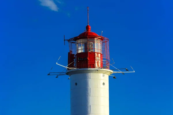 灯塔的上部在入口在一个美丽的晚上蓝天在柔和的颜色的背景 夏季海景 白色灯塔与红色的顶部 奥德萨海港 — 图库照片
