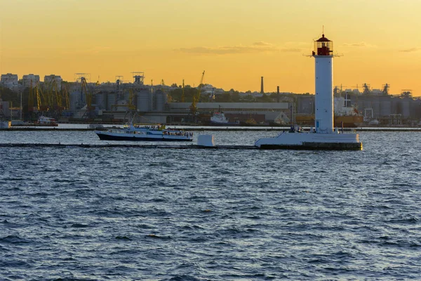 Ein Leuchtturm Meer Der Hafeneinfahrt Vor Dem Hintergrund Eines Wunderschönen — Stockfoto