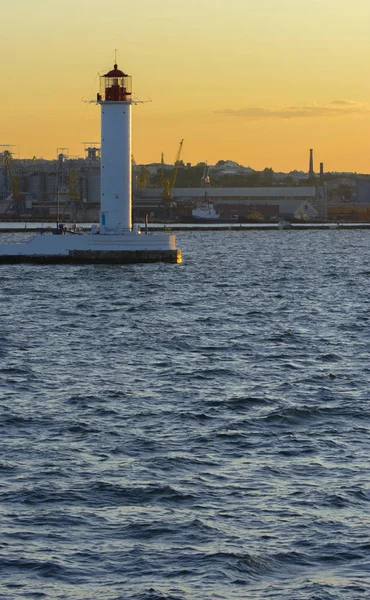 Ein Leuchtturm Meer Der Hafeneinfahrt Vor Dem Hintergrund Eines Wunderschönen — Stockfoto