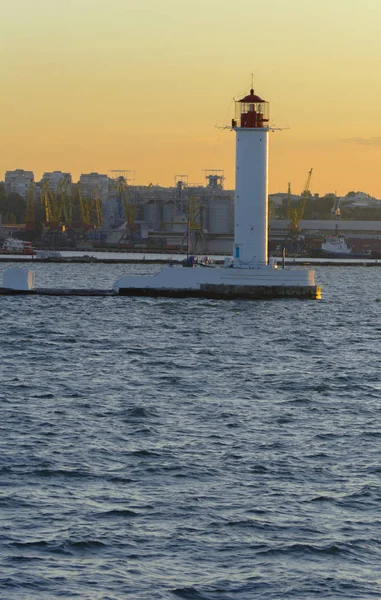 Ein Leuchtturm Meer Der Hafeneinfahrt Vor Dem Hintergrund Eines Wunderschönen — Stockfoto