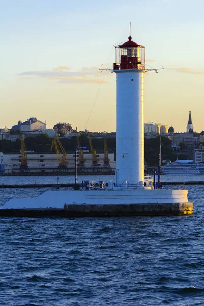 Ein Leuchtturm Meer Der Hafeneinfahrt Vor Dem Hintergrund Eines Wunderschönen — Stockfoto