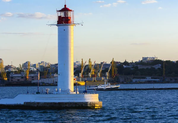 Ein Leuchtturm Meer Der Hafeneinfahrt Vor Dem Hintergrund Eines Wunderschönen — Stockfoto