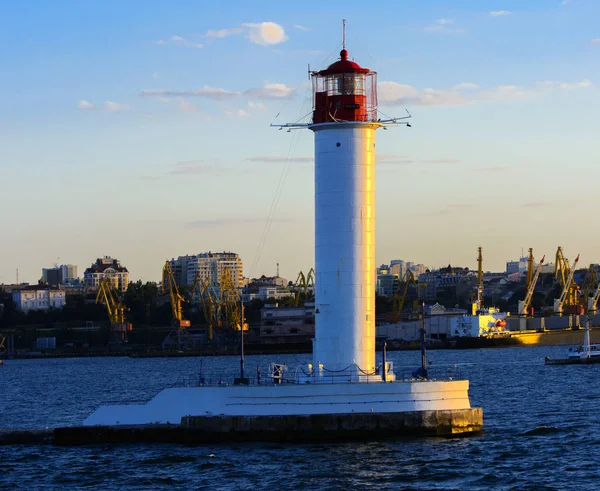 Ein Leuchtturm Meer Der Hafeneinfahrt Vor Dem Hintergrund Eines Wunderschönen — Stockfoto