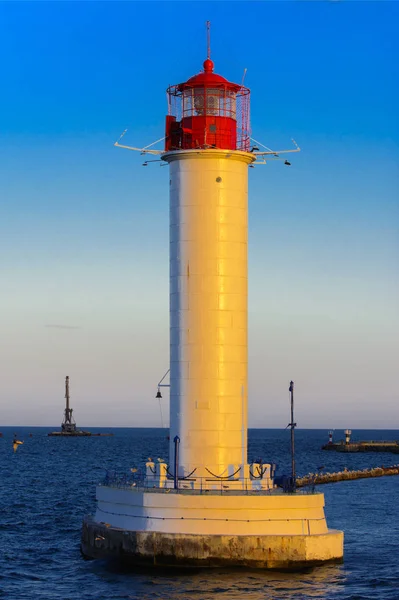 Ein Leuchtturm Meer Der Hafeneinfahrt Vor Dem Hintergrund Eines Wunderschönen — Stockfoto