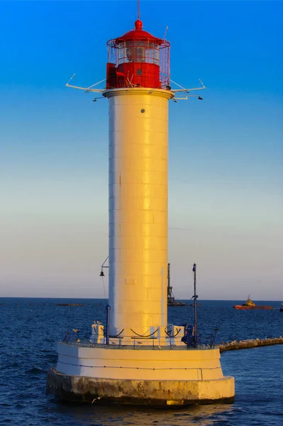 Fyr Havet Vid Ingången Till Hamnen Mot Bakgrund Vacker Kväll — Stockfoto