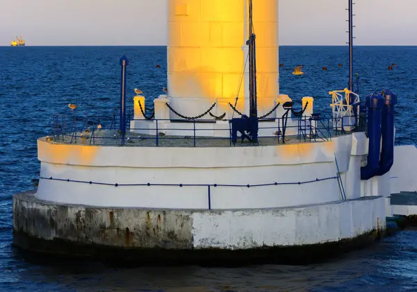 Den Nedre Delen Fyren Vid Ingången Till Hamnen Bakgrund Vacker — Stockfoto