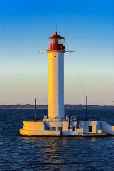 Een Vuurtoren Zee Bij Ingang Van Haven Tegen Achtergrond Van — Stockfoto