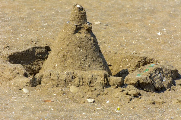 沙地城堡由孩子们在海滩上用湿沙建造 沙地上的城堡在阳光明媚的日子里 在沙滩上享受乐趣 暑假和旅游的概念 — 图库照片