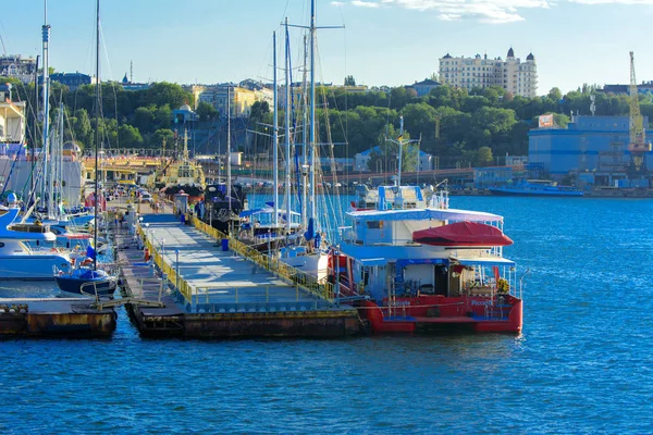 Odessa Ucrania Agosto 2018 Muelle Cerca Mar Tranquilo Cielo Con —  Fotos de Stock