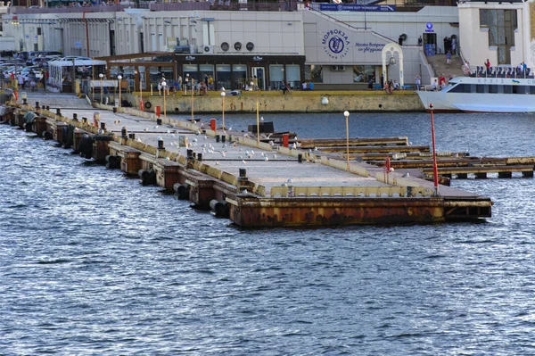 Odessa Ucrania Agosto 2018 Muelle Cerca Mar Tranquilo Cielo Con —  Fotos de Stock