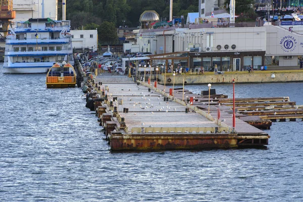 Odessa Ucrania Agosto 2018 Muelle Cerca Mar Tranquilo Cielo Con —  Fotos de Stock