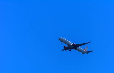 Bir uçak gökyüzünde büyük kanat yüksek büyük yolcu uçağıdır. Taşıma turistler için mavi gökyüzü ve beyaz bulutlar karşı egzotik tatil